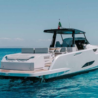 yate blanco fondeo vista popa estribor
