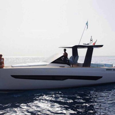 yate blanco fondeo babor