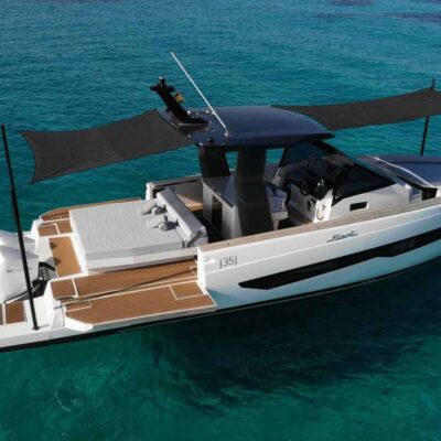 yate blanco fondeo toldos bimini