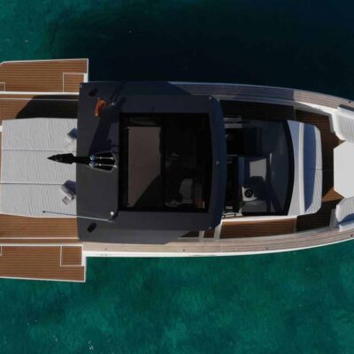 yate blanco fondeo vista dron