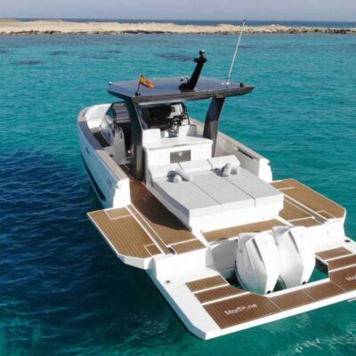 yate blanco plataformas bano