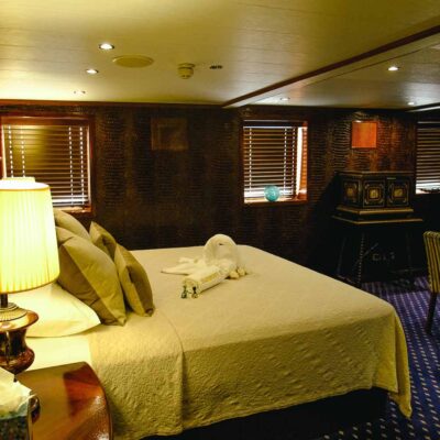 camarote suite cama doble cojines toallas