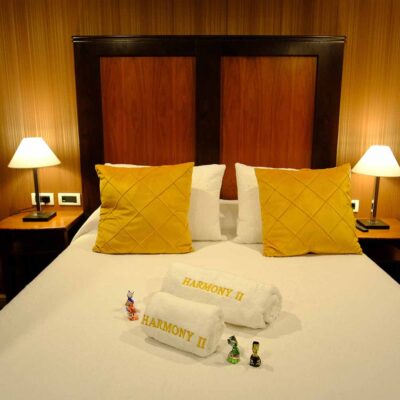 camarote cama doble cojines toallas obsequio bombones