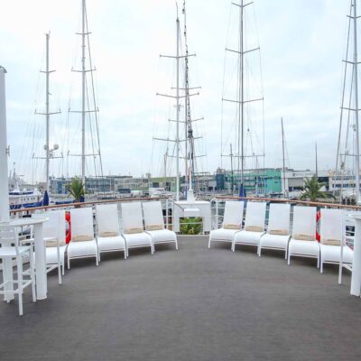 terraza sillas blancas barco