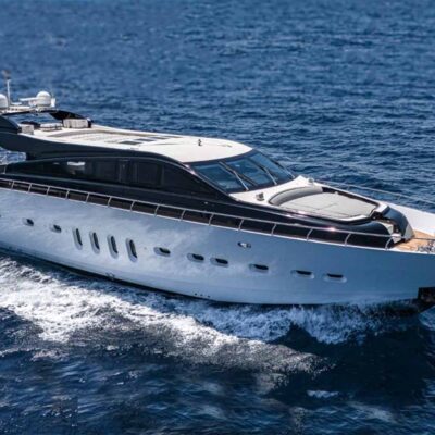 yate grande blanco navega