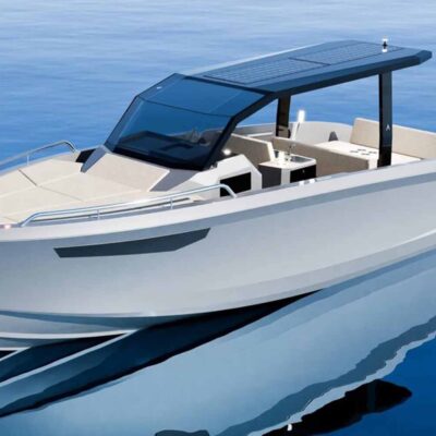 yate blanco fondeo proa