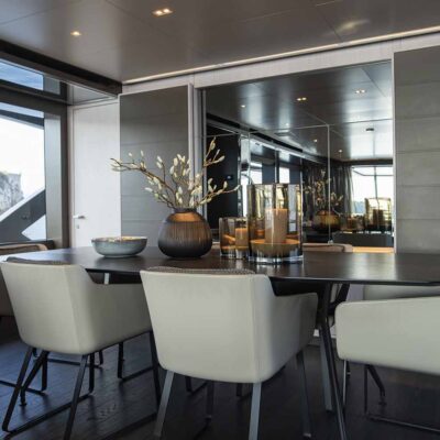 comedor interior yate