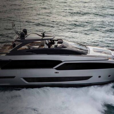 yate blanco navega