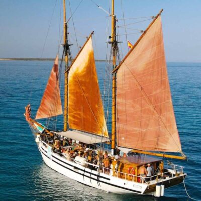velero velas rojas fondeo