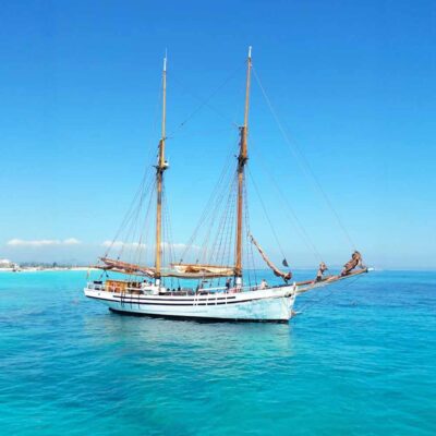 velero fondeo aguas turquesas