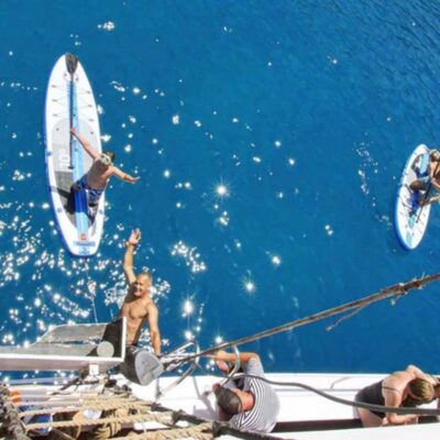 velero fondeo personas juguetes acuaticos
