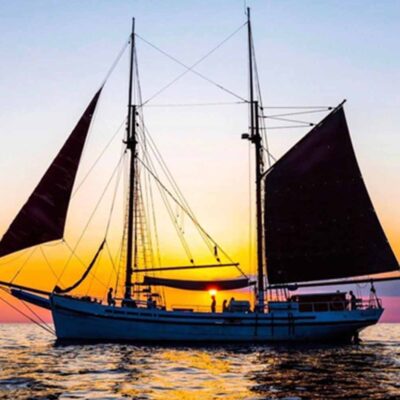 velero fondeo puesta sol