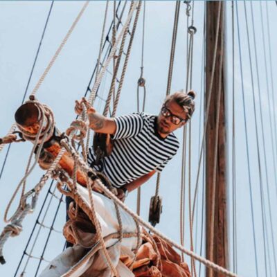 marinero subido mastil barco