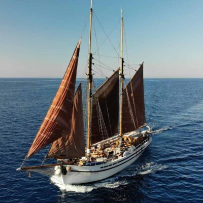 velero antiguo navega