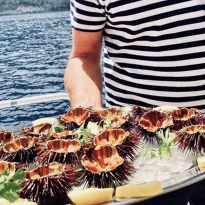 cocinero bandeja erizos mar cubierta barco