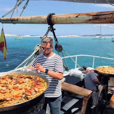 cocinero paella cubierta barco