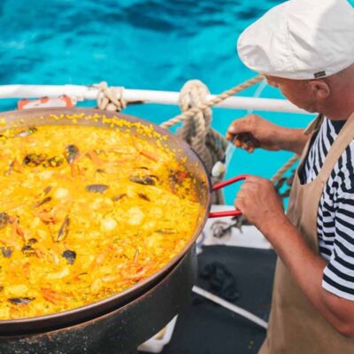 cocinero paella cubierta barco