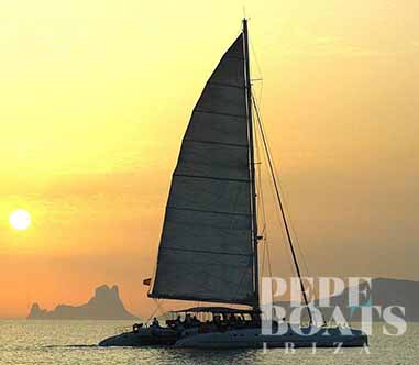 catamaran velero atardecer logo pepeboats ibiza