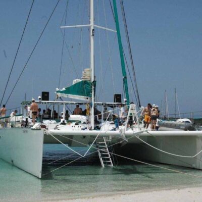 catamaran velero fondeo