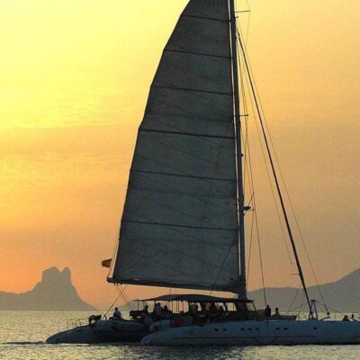 catamaran velero atardecer