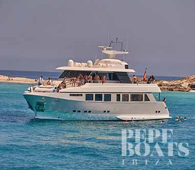 yate grande blanco fondeo logo pepeboats ibiza