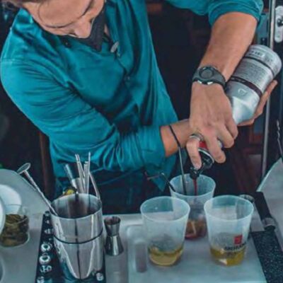 hombre coctelero prepara coctel