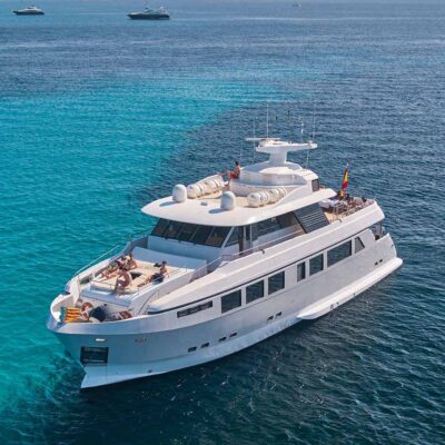 yate grande blanco navega
