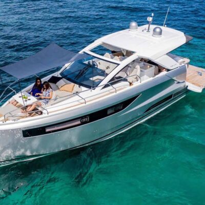 yate blanco fondeo