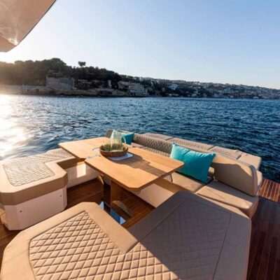 terraza mesa sofas yate