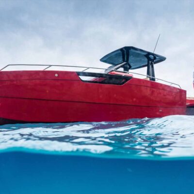 yate rojo fondeo hombre plataforma bano