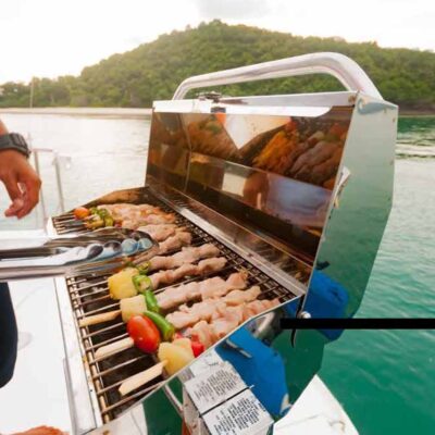 barabacoa barco hombre cocina brochetas