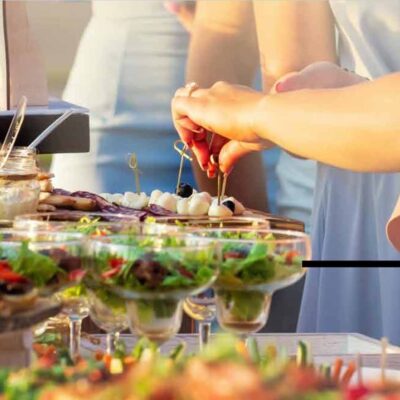 personas toman aperitivos variados