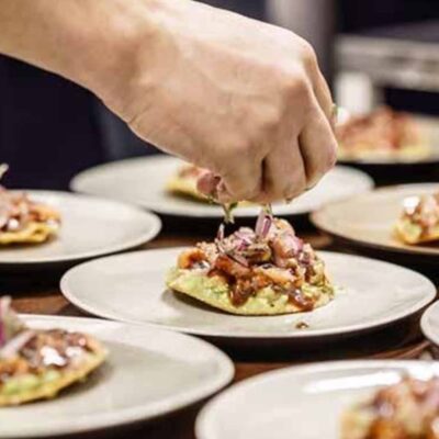 mano prepara platos comida