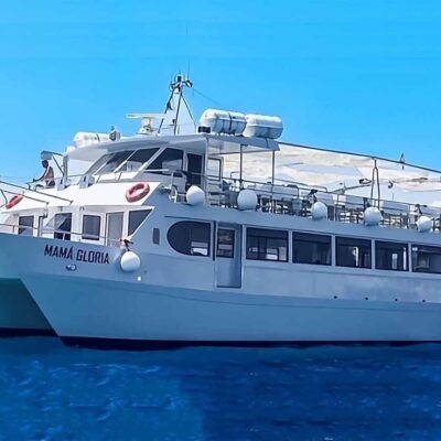 catamaran grande blanco fondeo