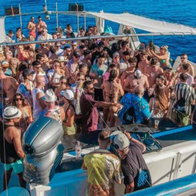 personas fiesta cubierta barco grande