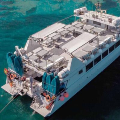 catamaran grande embarque personas