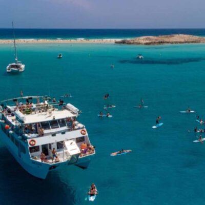 catamaran grande blanco fondeo
