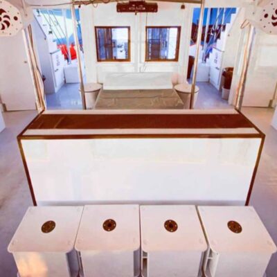 interior barco salon fiesta