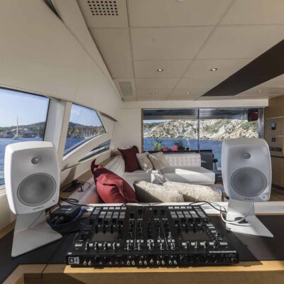 equipo musica yate salon interior altavoces